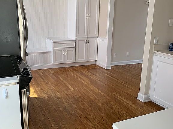 2nd image of 842 Cedar St #842