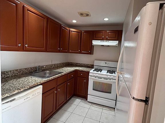 4th image of 25-22 Hoyt Ave S #4R