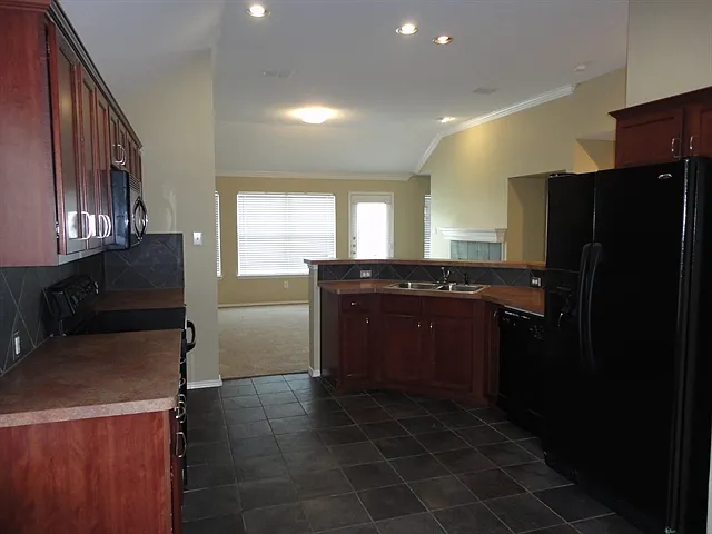 4 bed, 2.0 bath, 2029 sqft, $2,570 — Photo 2