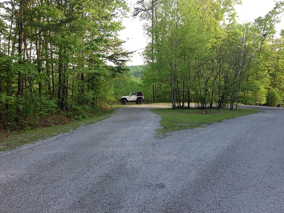 Entrance at cul-de-sac end