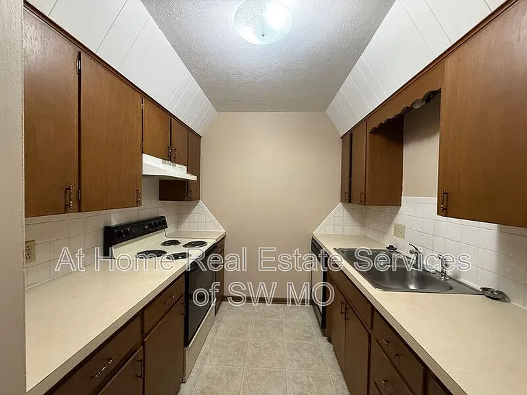 1920 Bellerive Dr — Photo 5