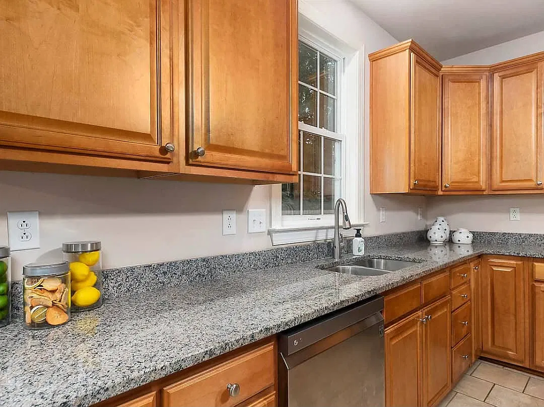 5 bed, 3400 sqft, $4,600 — Photo 4