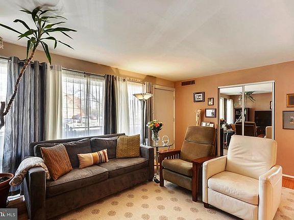 4th image of 160 Talbott St #20