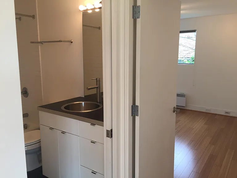 2404 Thorndyke Pl W #9 — Photo 8