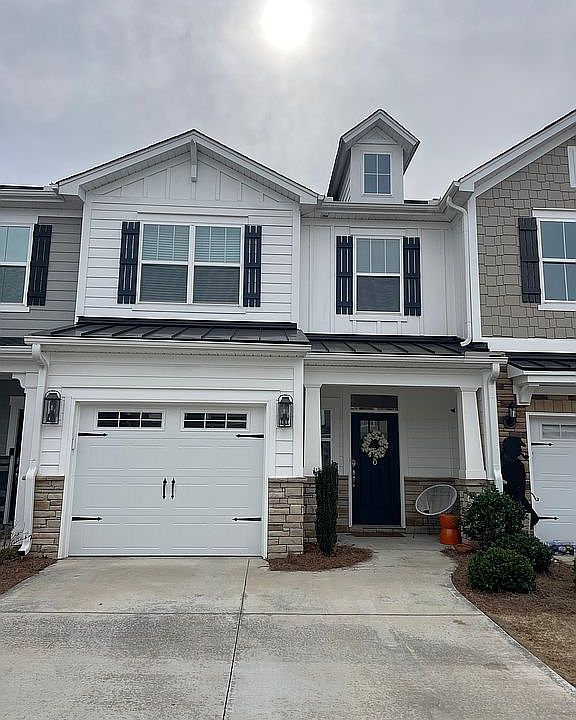 Front of 220 Nautique Ct
