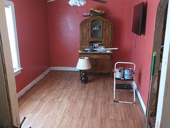 4th image of 1013 Henry St