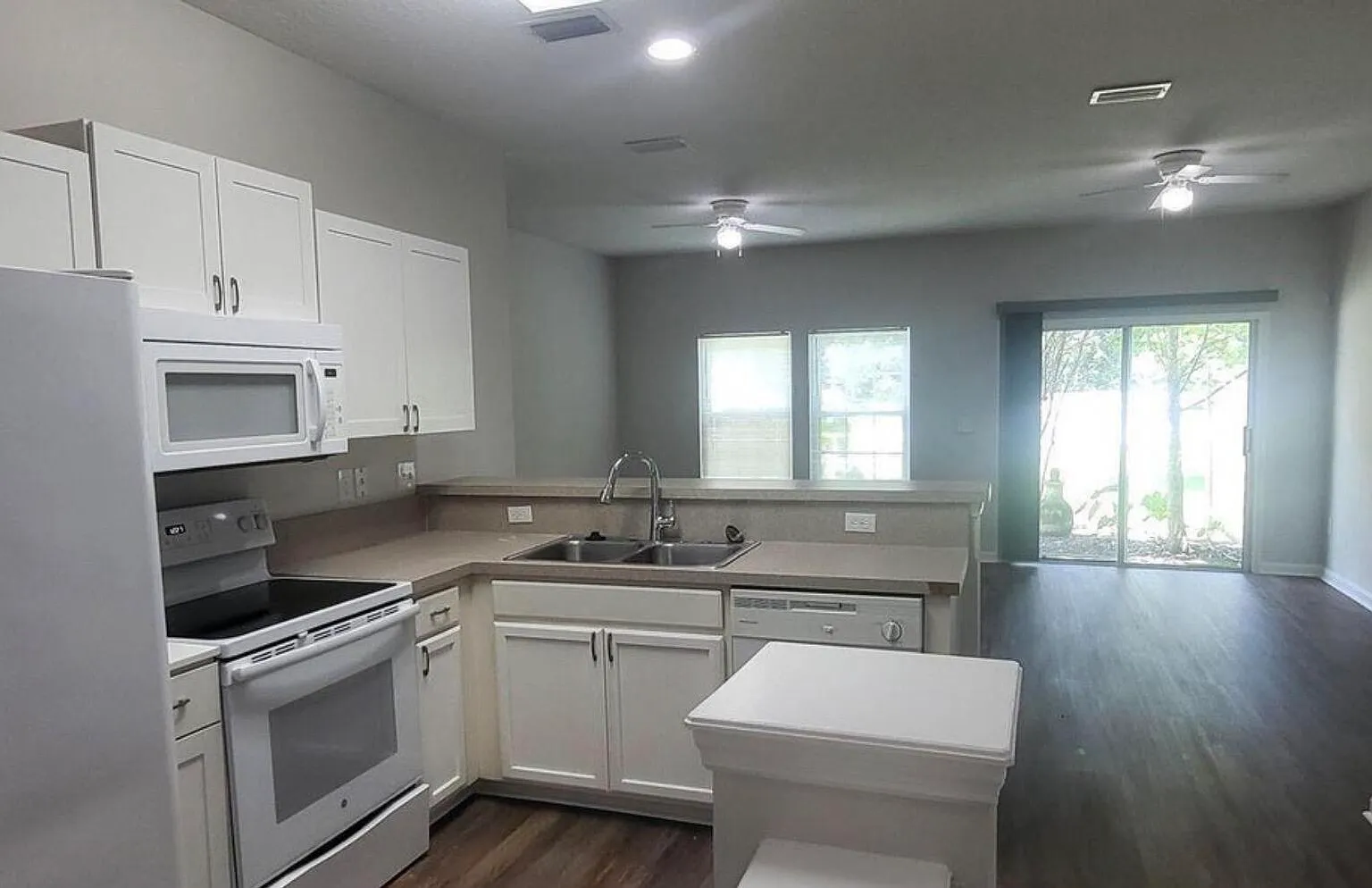 2 bed, 2.5 bath, 1424 sqft, $1,595 — Photo 2