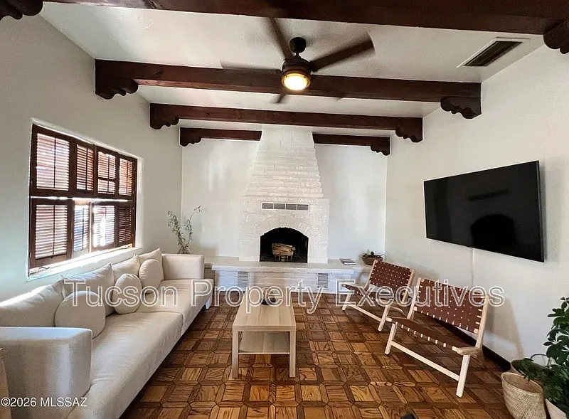 2 bed, 1.0 bath, 1078 sqft, $1,900 — Photo 2