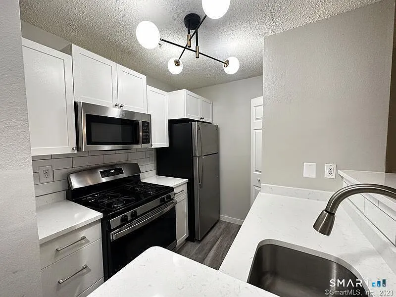 100 Glenbrook Rd — Photo 2