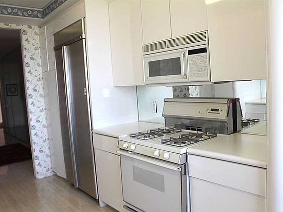 4th image of 26910 Grand Central Pkwy APT 30W