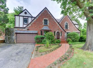 2 Shore Park Rd, Great Neck, NY 11023