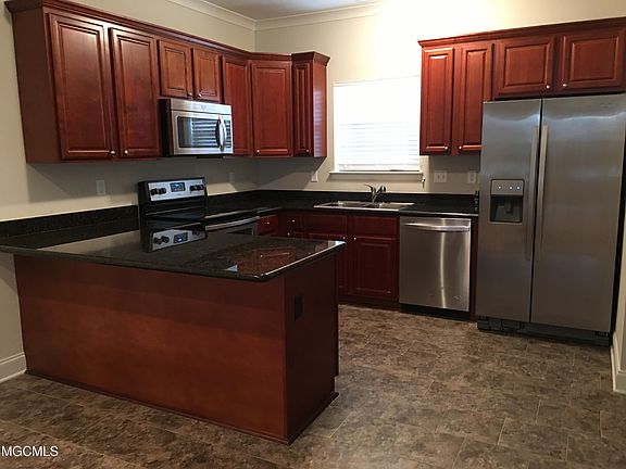 5th image of 103 Armand Oaks #103
