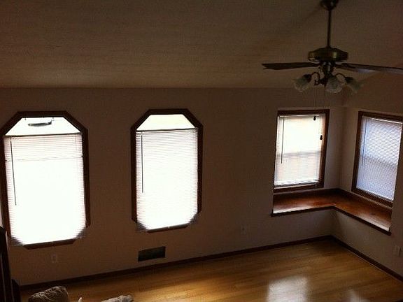 open floor living room, a lot of sky light