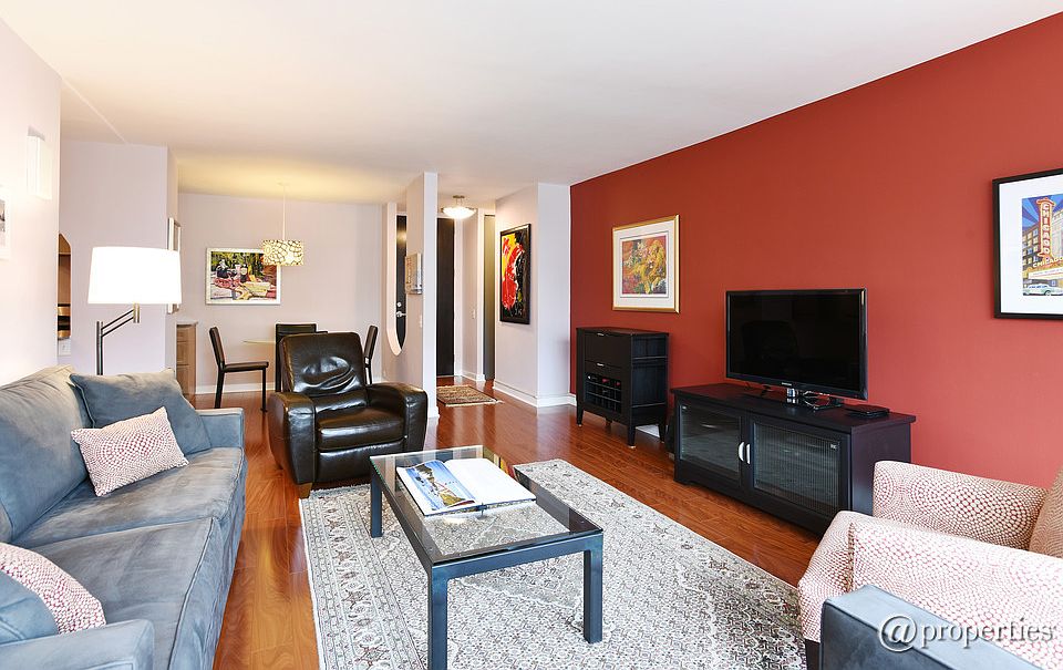 Foyer/Living Room