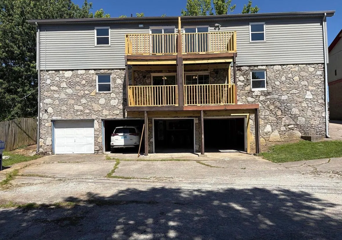 2 bed, 930 sqft, $1,300 — Photo 1