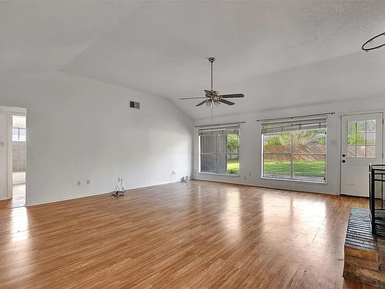 1311 Oak Hollow Dr — Photo 7