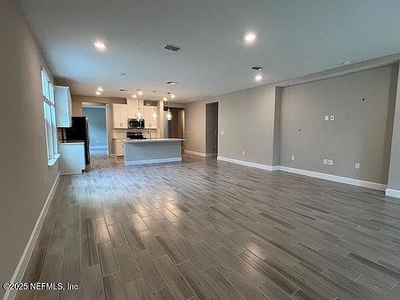 3rd image of 24 ARMOYAN Drive