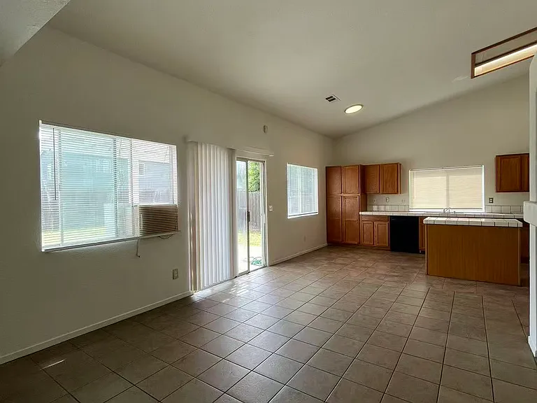1022 Bess Pl — Photo 8
