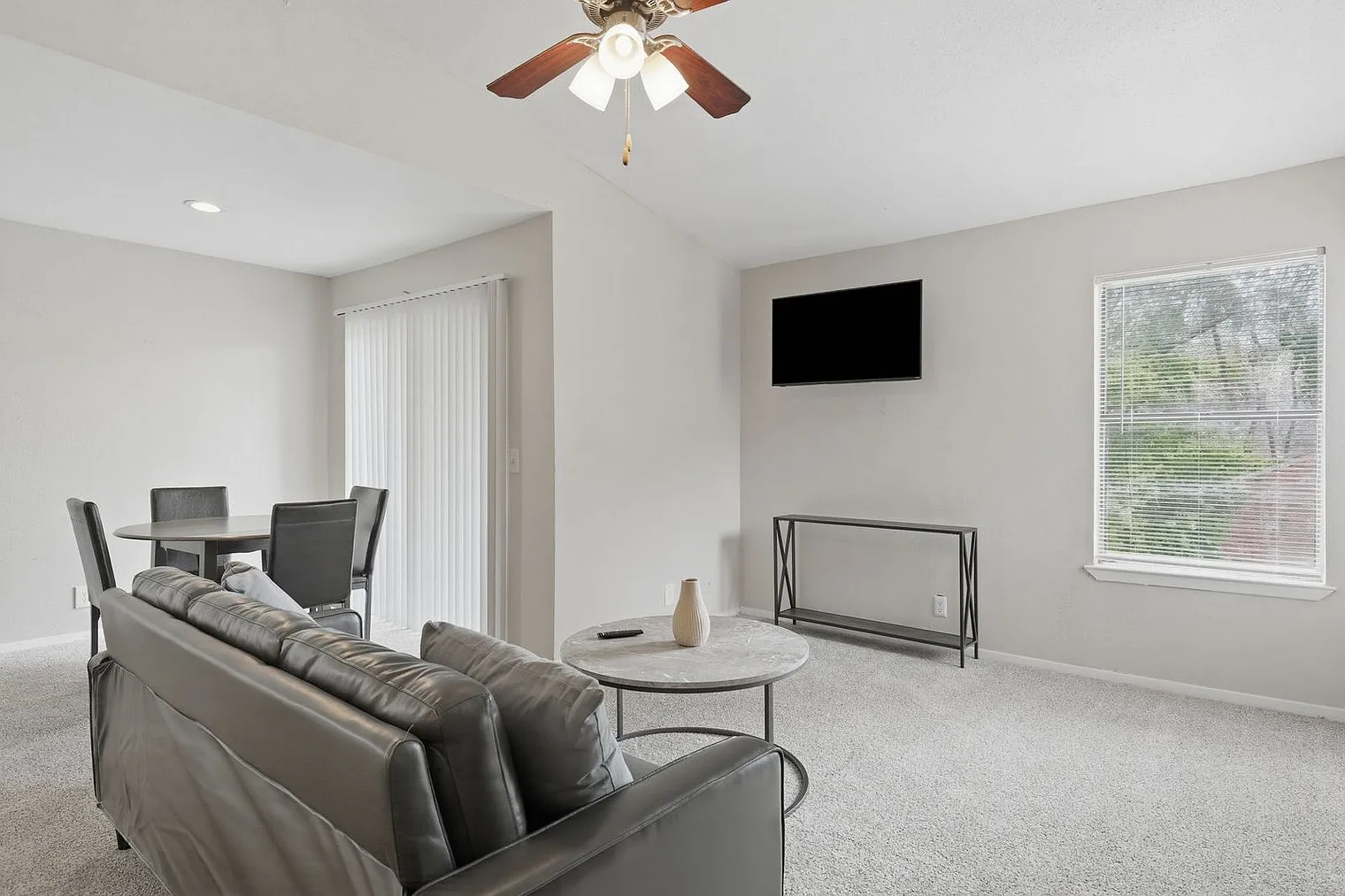 2 bed, 2.0 bath, 10301 sqft, $2,475 — Photo 3
