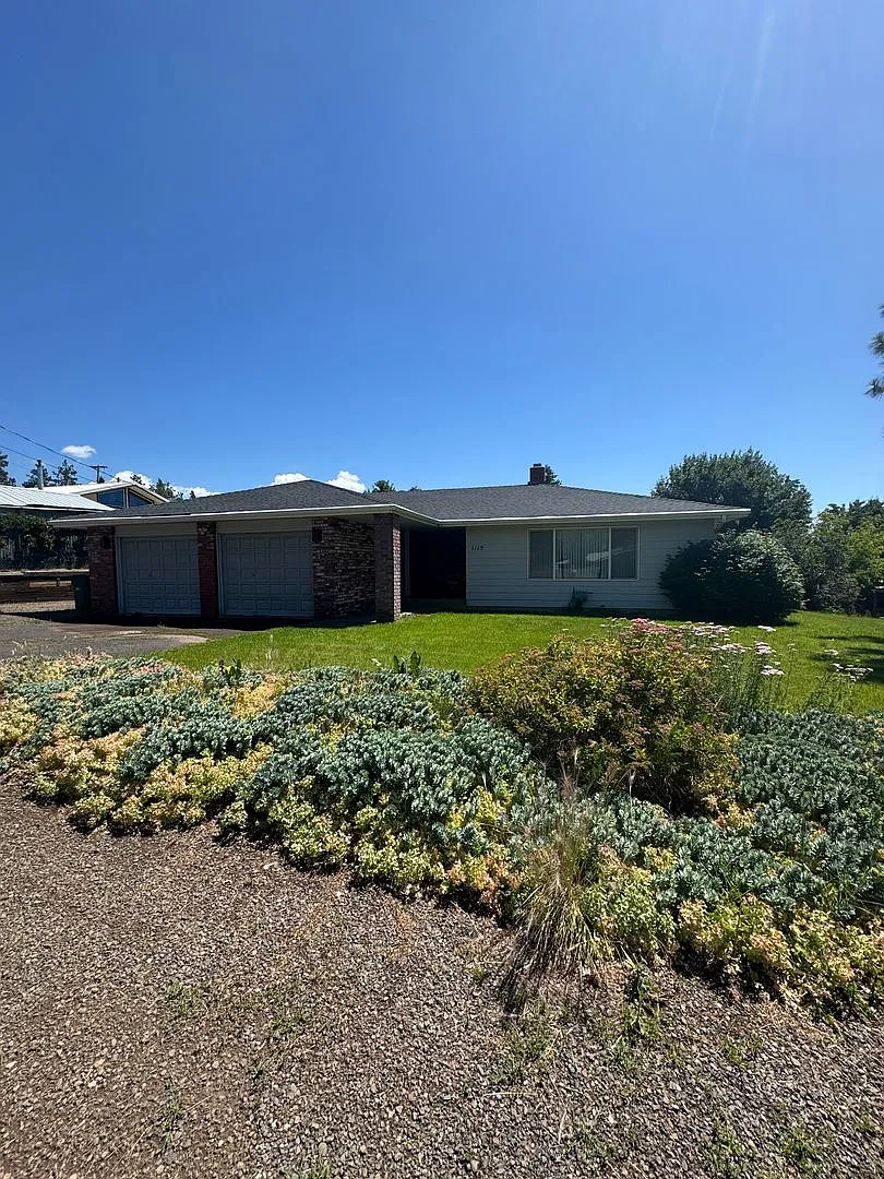 3 bed 2 bath house with attached garage and beautiful back yard — Photo 1
