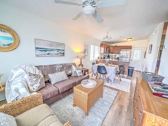 4th image of 321 Lagoon Ln