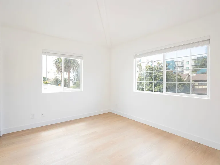 Discover Modern Townhome Living in Palms - 1 & 2 Bedrooms Available, Moments from Culver City! — Photo 18