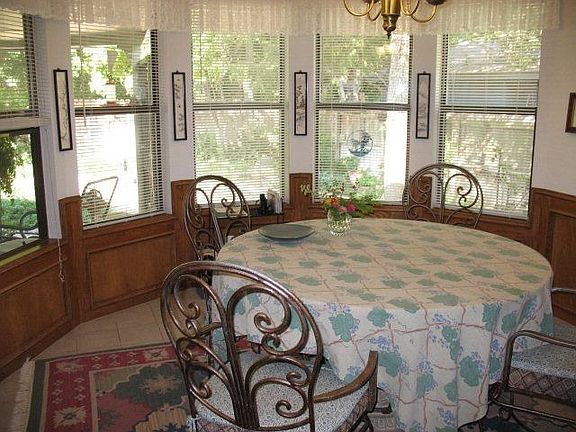 3rd image of 250 Parkridge Cir