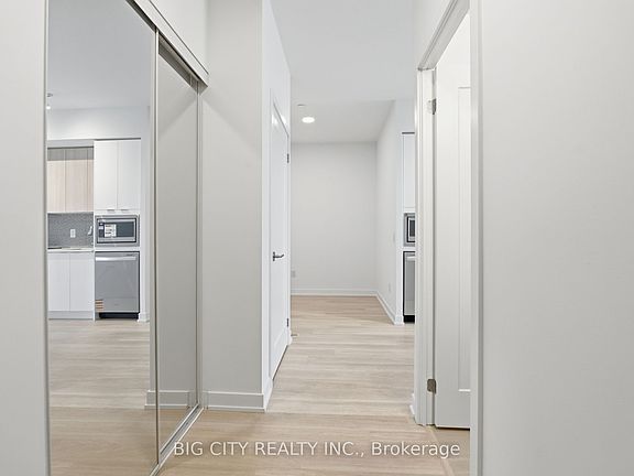 3rd image of 5105 Hurontario St #1601