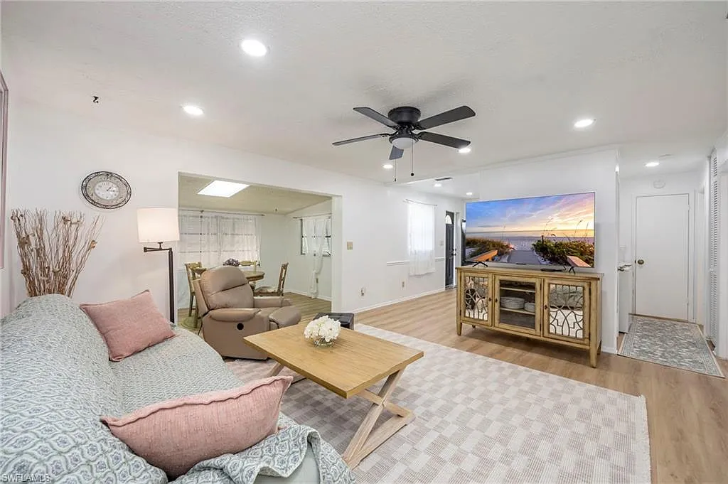 4 bed, 2.0 bath, 1428 sqft, $3,000 — Photo 2