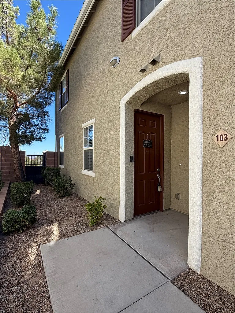 3 bed, 2.5 bath, 1539 sqft, $1,825 — Photo 1