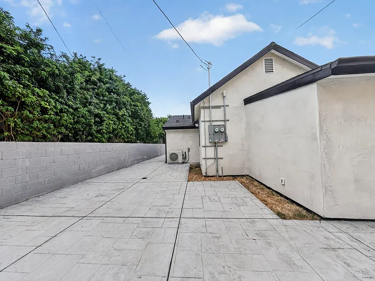 2327 N Naomi St — Photo 28