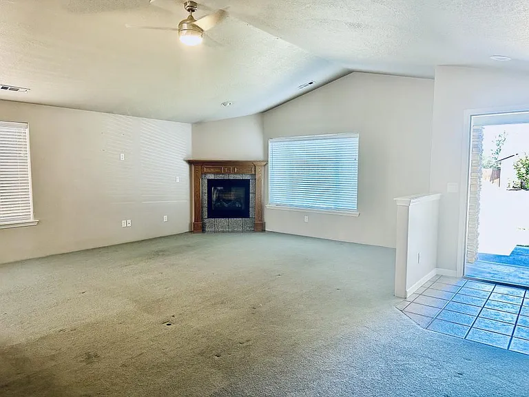 945 Willowdale Ave — Photo 4