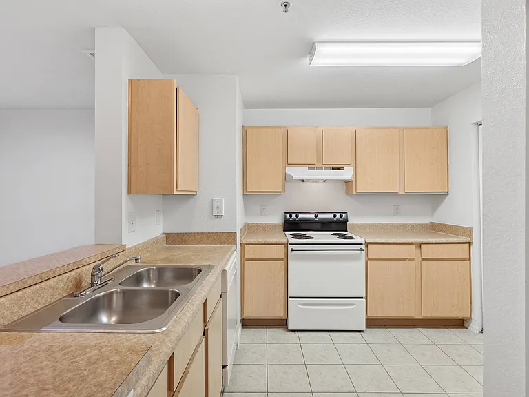 Grande Court Apartments at North Port — Photo 9