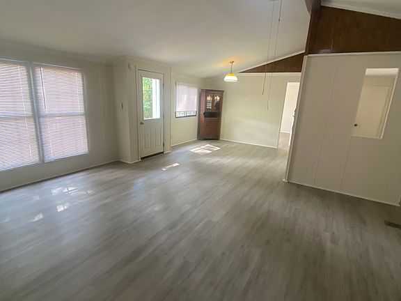 5th image of 216 Crestview
