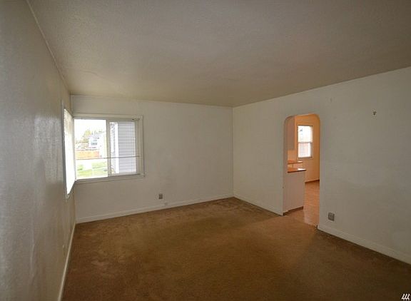 3rd image of 823 S Oxford St