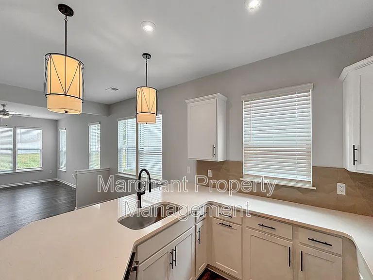 137 Gervais Cir — Photo 4