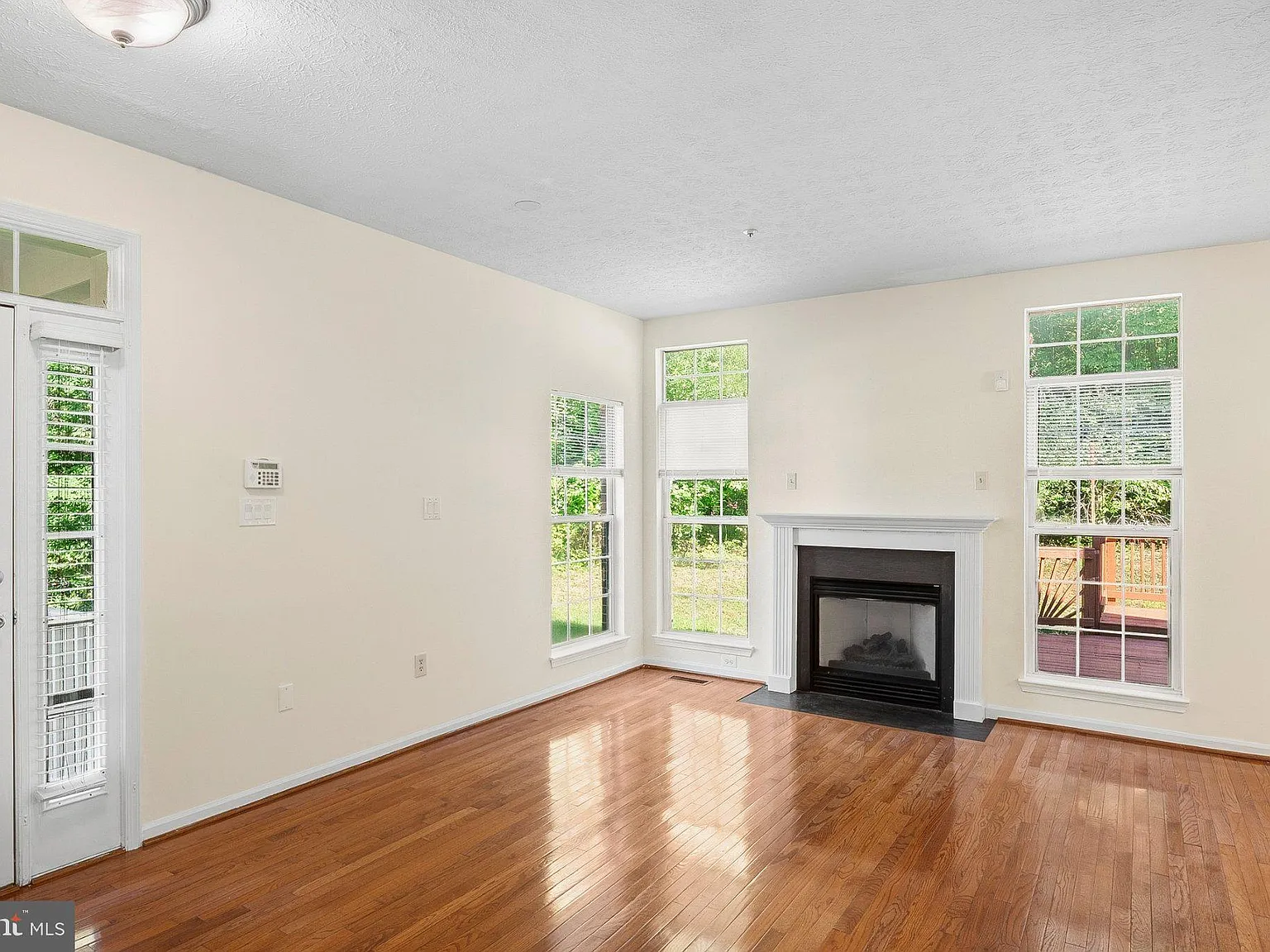 3 bed, 3.5 bath, 2160 sqft, $3,250 — Photo 4