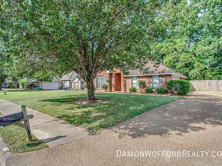 124 Raintree Rd — Photo 3