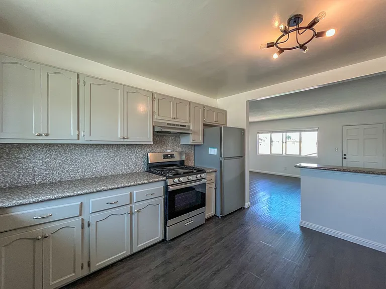 1335 Stanley Ave — Photo 3