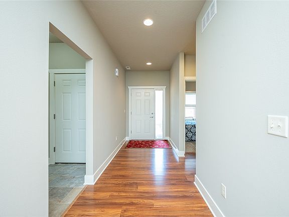 2nd image of 861 SE Delaware Ave