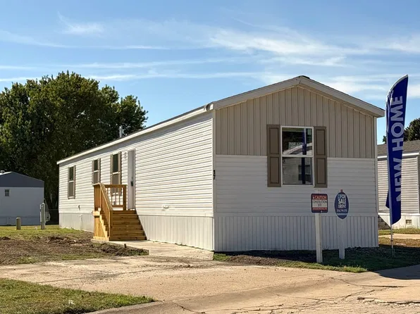 17 E Wichita Dr #L017, Park City, KS 67219