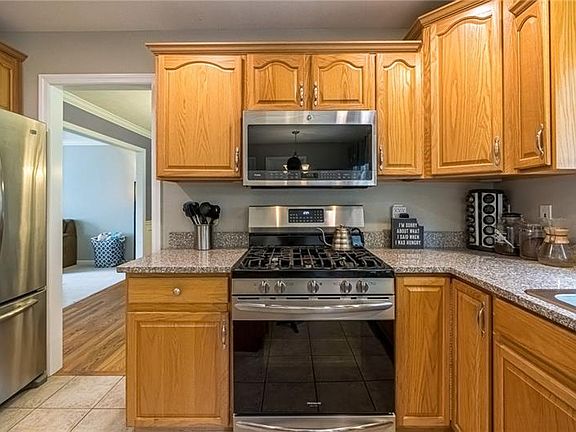 5th image of 107 Autumn Hill Dr