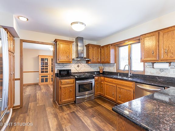 3rd image of 13414 W Oakwood Ct