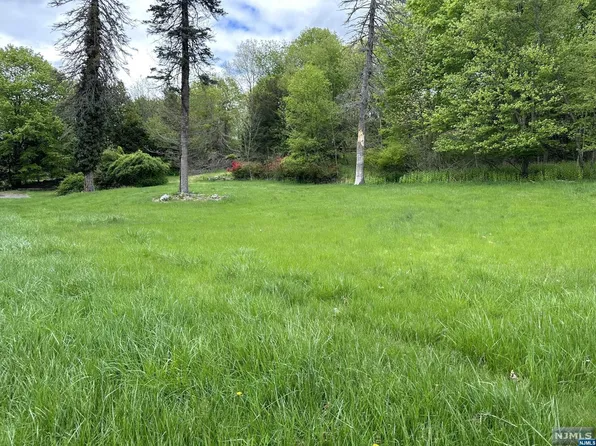 382 E Saddle River Rd, Upper Saddle River, NJ 07458