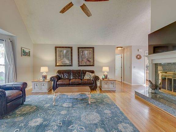 5th image of 355 Twin Oaks Dr