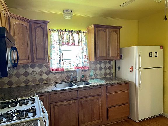 3rd image of 125 Jerry Dr