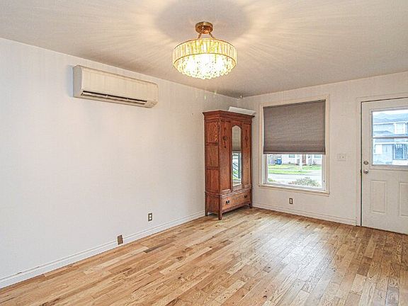3rd image of 1421 Grand Ave