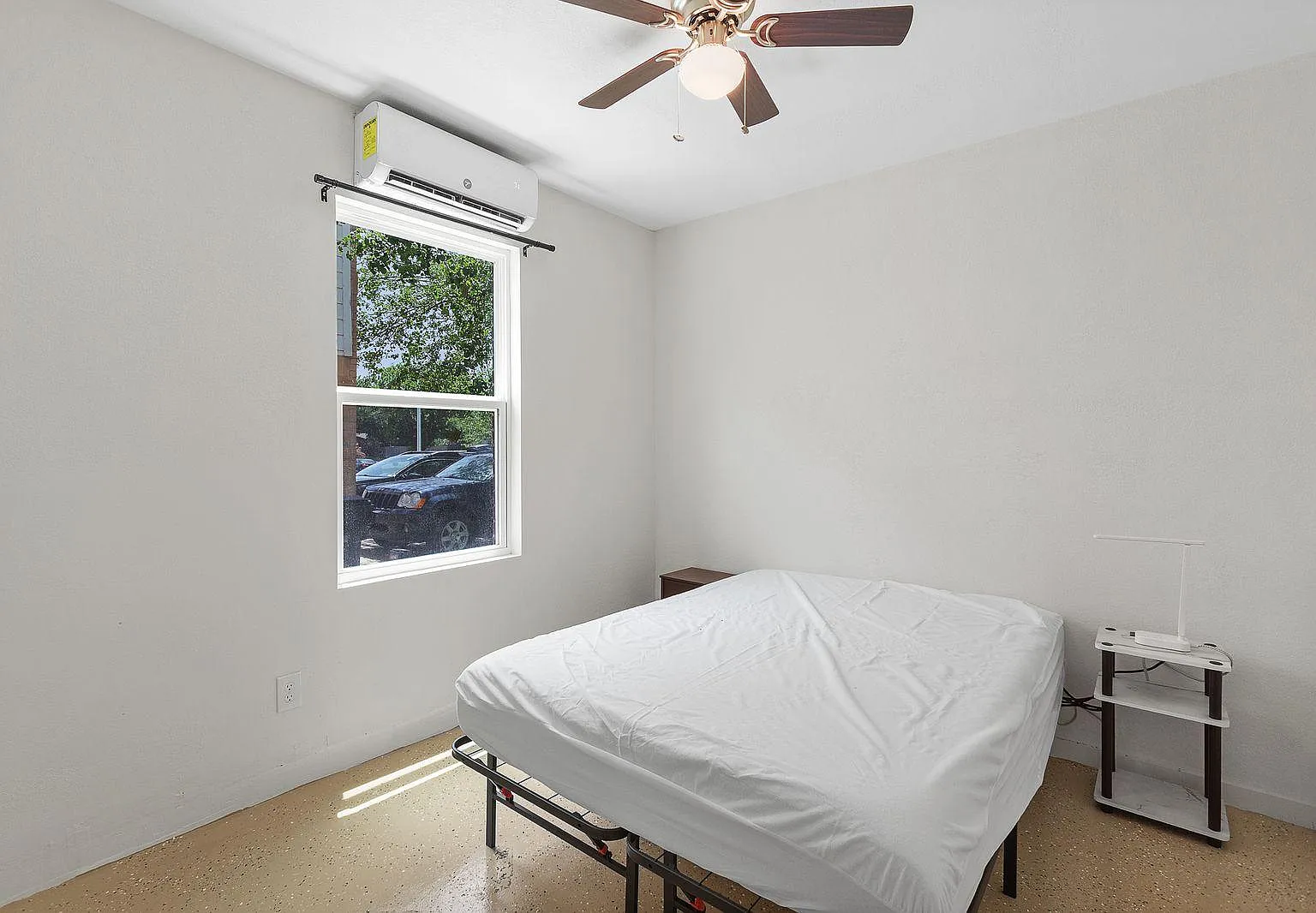 4 bed, 3.0 bath, 2450 sqft, $685 — Photo 1