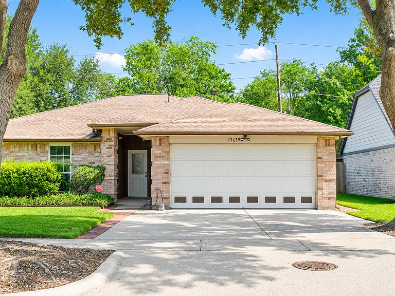 13639 Harpers Bridge Dr — Photo 2