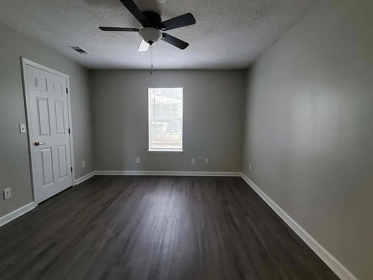 Holly Cove Apartments — Photo 11